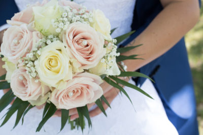 Mariage photos de couple des mariés bouquet Emilie Champeyroux Photographies Auvergne Riom Aigueperse