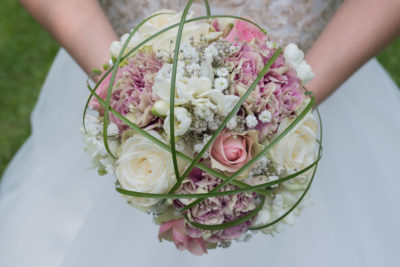 Mariage photos de couple des mariés bouquet Emilie Champeyroux Photographies Auvergne Riom Aigueperse