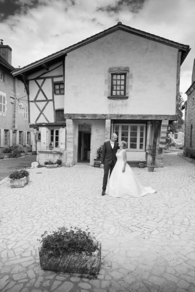 Photos de couple mariés dans un village Emilie Champeyroux Photographies Auvergne Riom Aigueperse
