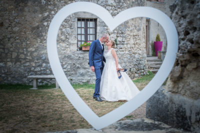 Mariés s'embrassant dans un cœur Emilie Champeyroux Photographies Auvergne Riom Aigueperse