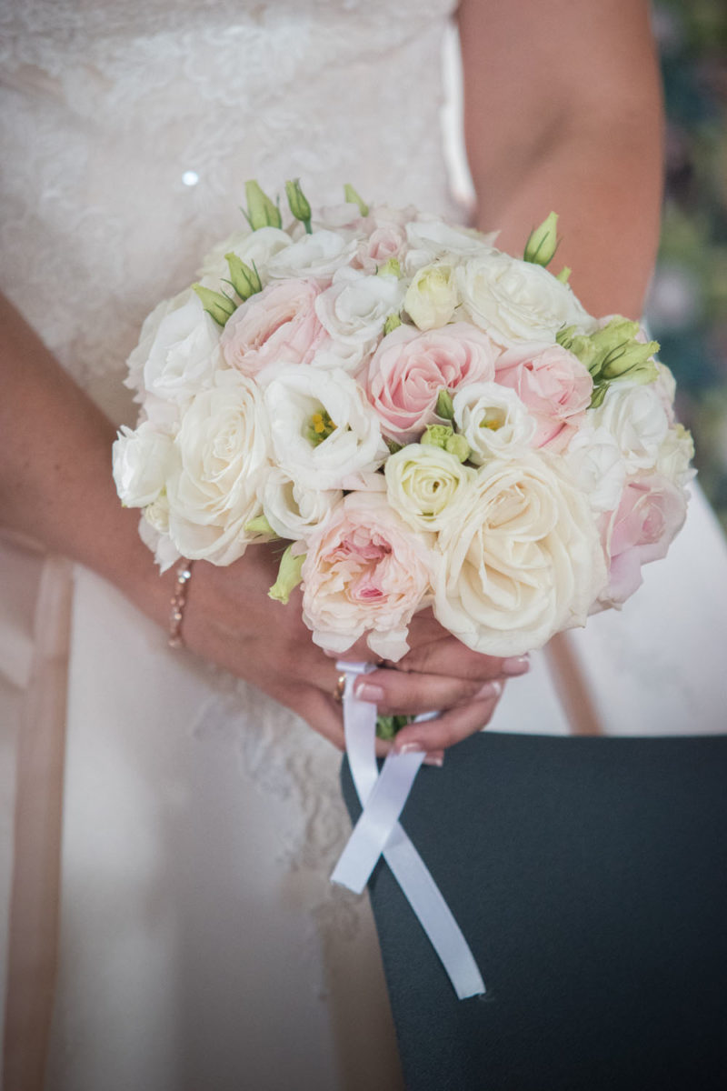 Mariage photos de couple des mariés bouquet Emilie Champeyroux Photographies Auvergne Riom Aigueperse