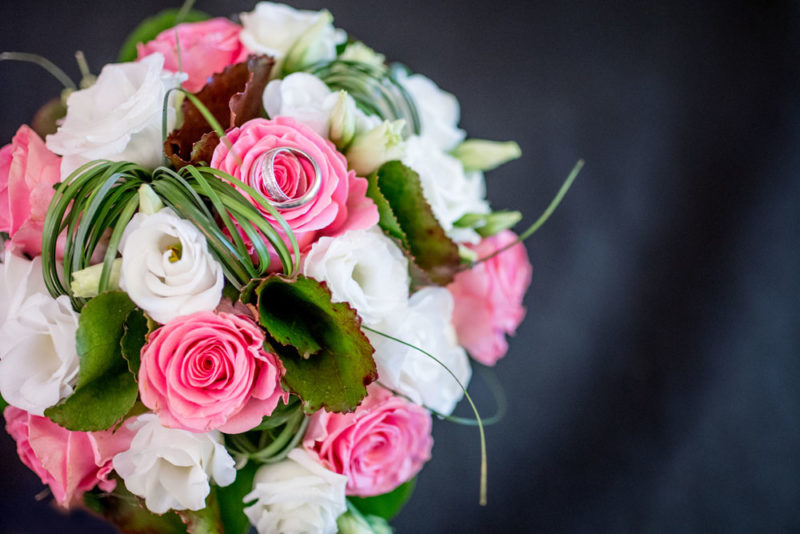 Bouquet de la mariée avec alliances Emilie Champeyroux Photographies Auvergne Riom Aigueperse