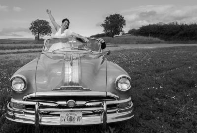 Mariage photos de couple des mariés voiture vintage Emilie Champeyroux Photographies Auvergne Riom Aigueperse