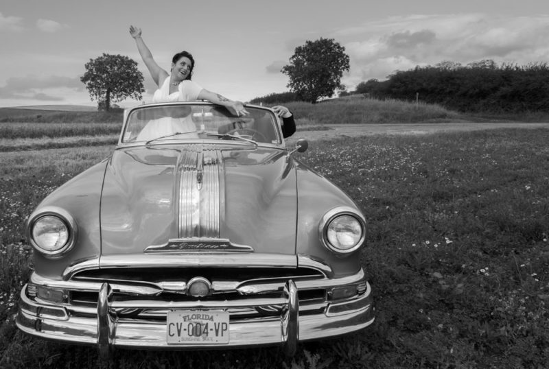 Mariage photos de couple des mariés voiture vintage Emilie Champeyroux Photographies Auvergne Riom Aigueperse