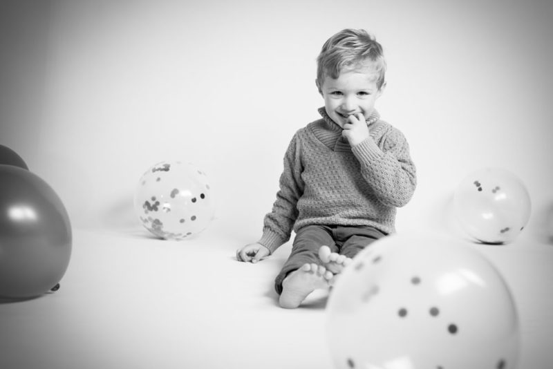 petit garçon avec des ballons Emilie Champeyroux Photographies Auvergne Riom Aigueperse