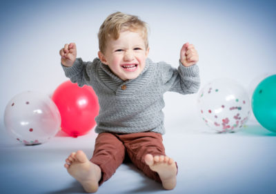 Petit garçon avec des ballons Emilie Champeyroux Photographies Auvergne Riom Aigueperse