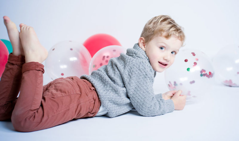 petit garçon avec décor de Noël Emilie Champeyroux Photographies Auvergne Riom Aigueperse