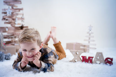 petit garçon avec décor de Noël Emilie Champeyroux Photographies Auvergne Riom Aigueperse