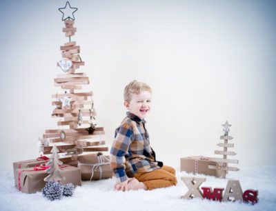 petit garçon avec décor de Noël Emilie Champeyroux Photographies Auvergne Riom Aigueperse