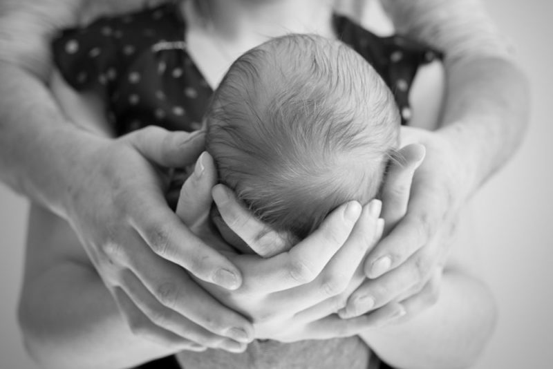 Nouveau né bébé avec mains des parents Emilie Champeyroux Photographies Auvergne Riom Aigueperse
