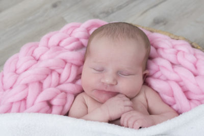 Nouveau né bébé dans panière qui dort Emilie Champeyroux Photographies Auvergne Riom Aigueperse