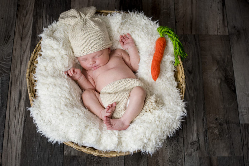 Bébé qui dort dans une panière avec tenue de lapin Emilie Champeyroux Photographies Auvergne Riom Aigueperse