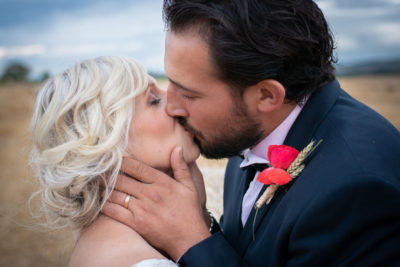 Mariage photos de couple des mariés qui s'embrassent Emilie Champeyroux Photographies Auvergne Riom Aigueperse