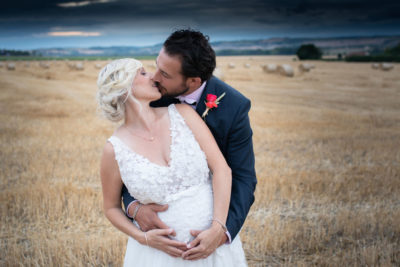 Mariage photos de couple des mariés qui s'embrassent Emilie Champeyroux Photographies Auvergne Riom Aigueperse