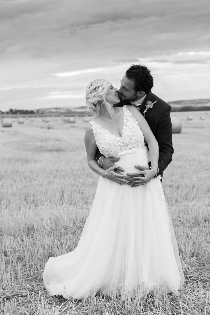 Mariage photos de couple des mariés qui s'embrassent Emilie Champeyroux Photographies Auvergne Riom Aigueperse