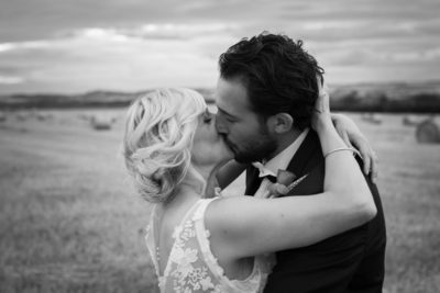 Mariage photos de couple des mariés qui s'embrassent Emilie Champeyroux Photographies Auvergne Riom Aigueperse