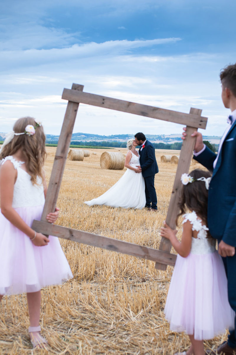 Mariage photos de couple des mariés qui s'embrassent dans un cadre Emilie Champeyroux Photographies Auvergne Riom Aigueperse