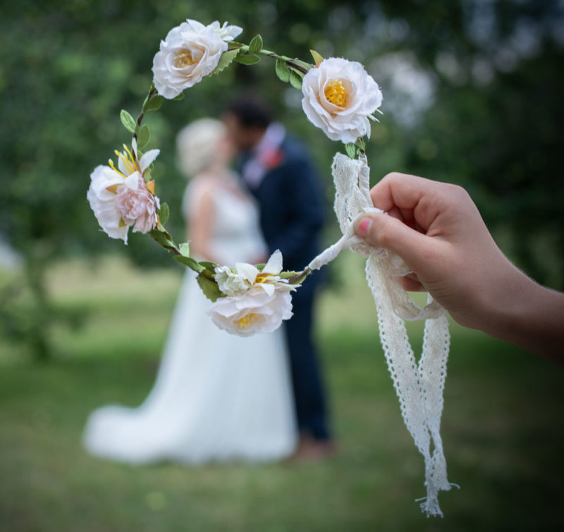 Mariage photos de couple des mariés couronne de fleurs Emilie Champeyroux Photographies Auvergne Riom Aigueperse