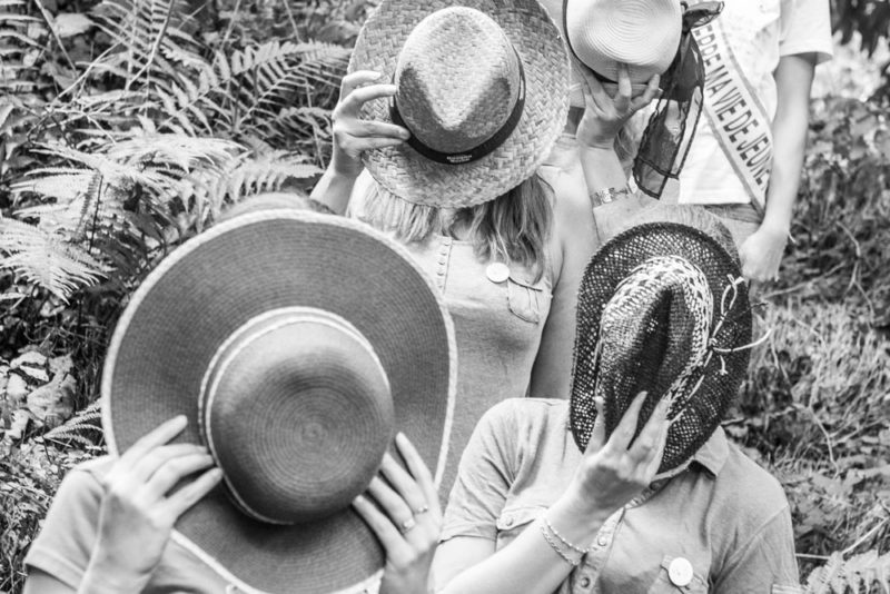 Enterrement de vie de jeune fille EVJF avec des chapeaux Emilie Champeyroux Photographies Auvergne Riom Aigueperse