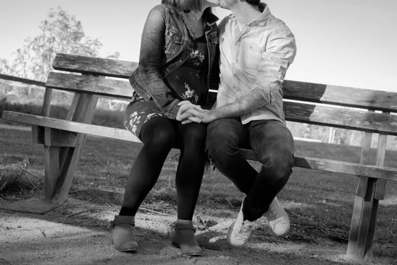 Couple avec femme enceinte dans parc Emilie Champeyroux Photographies Auvergne Riom Aigueperse