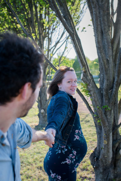 Couple avec femme enceinte dans parc Emilie Champeyroux Photographies Auvergne Riom Aigueperse