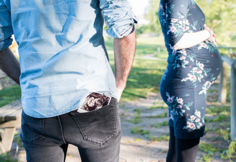 Couple avec femme enceinte dans parc avec échographie Emilie Champeyroux Photographies Auvergne Riom Aigueperse